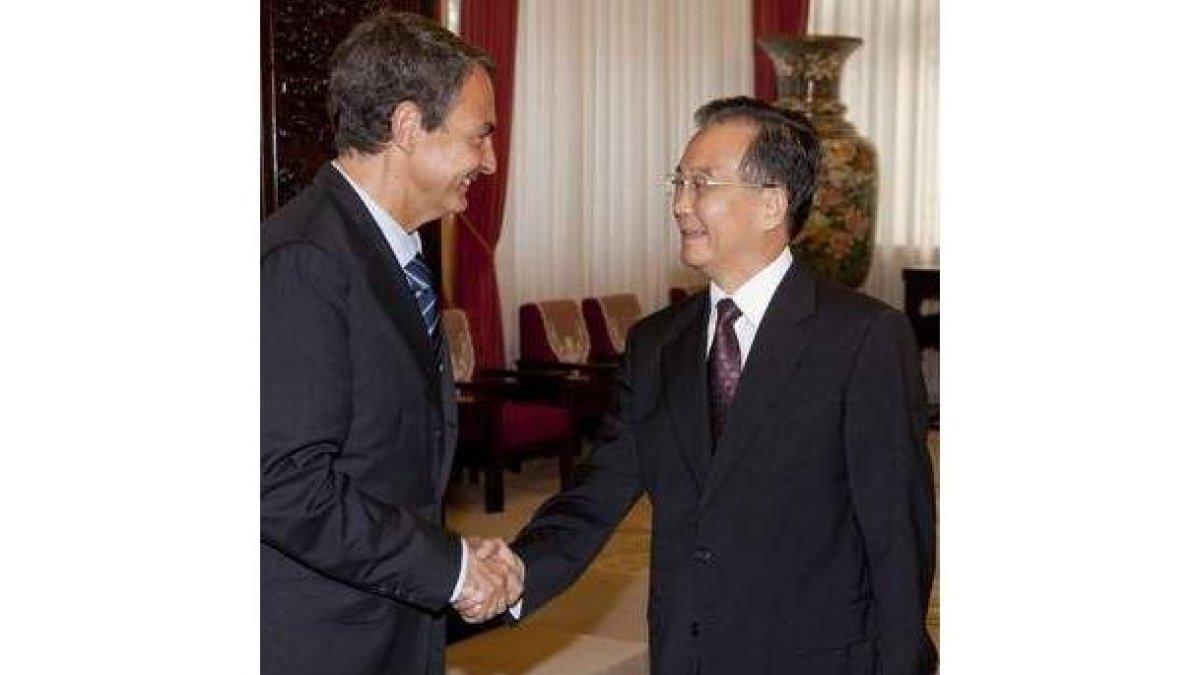 Zapatero saluda al primer ministro chino, Wen Jibao.