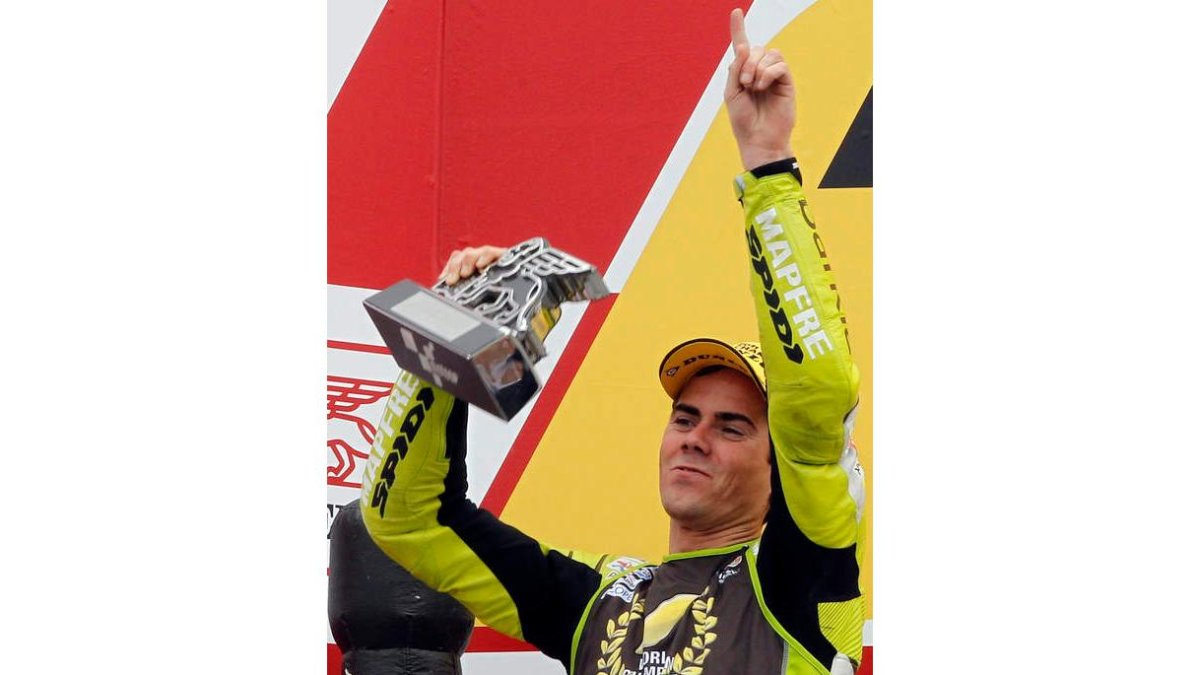 Nico Terol no podía tener mejor celebración del título en 125 que hacerlo delante de sus paisanos.