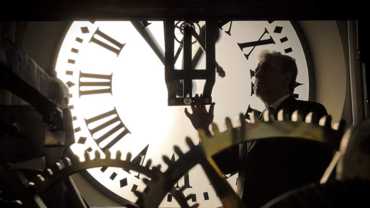 Jesús López-Terradas conoce como nadie el mecanismo del reloj de la Puerta del Sol. EMILIO NARANJO