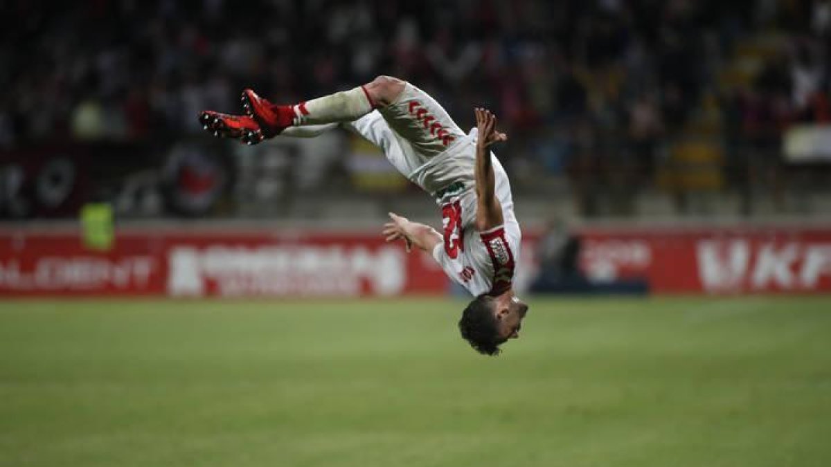 Rodri sentenció el partido para la Cultural y celebró el gol con la pirueta que muestra en la imagen.