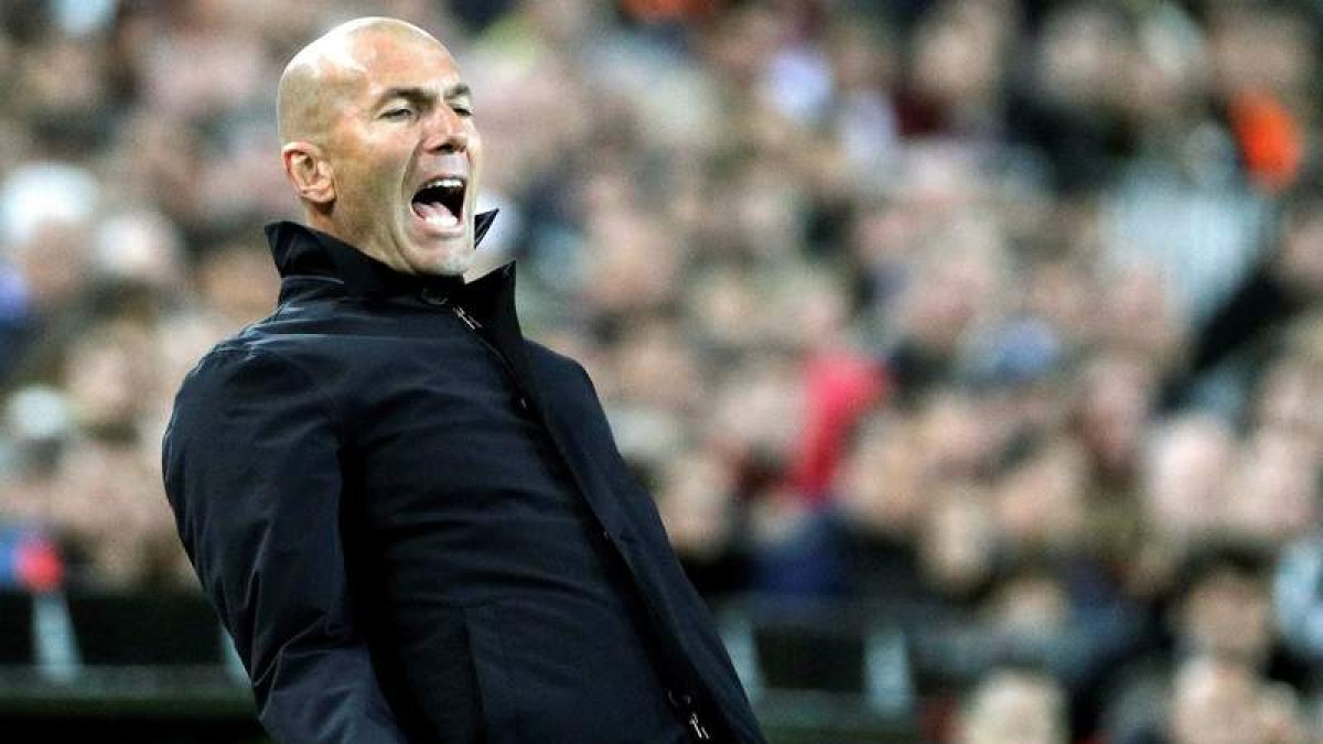 A Zidane no le gustó nada lo que vio en Mestalla. JUAN CARLOS CÁRDENAS