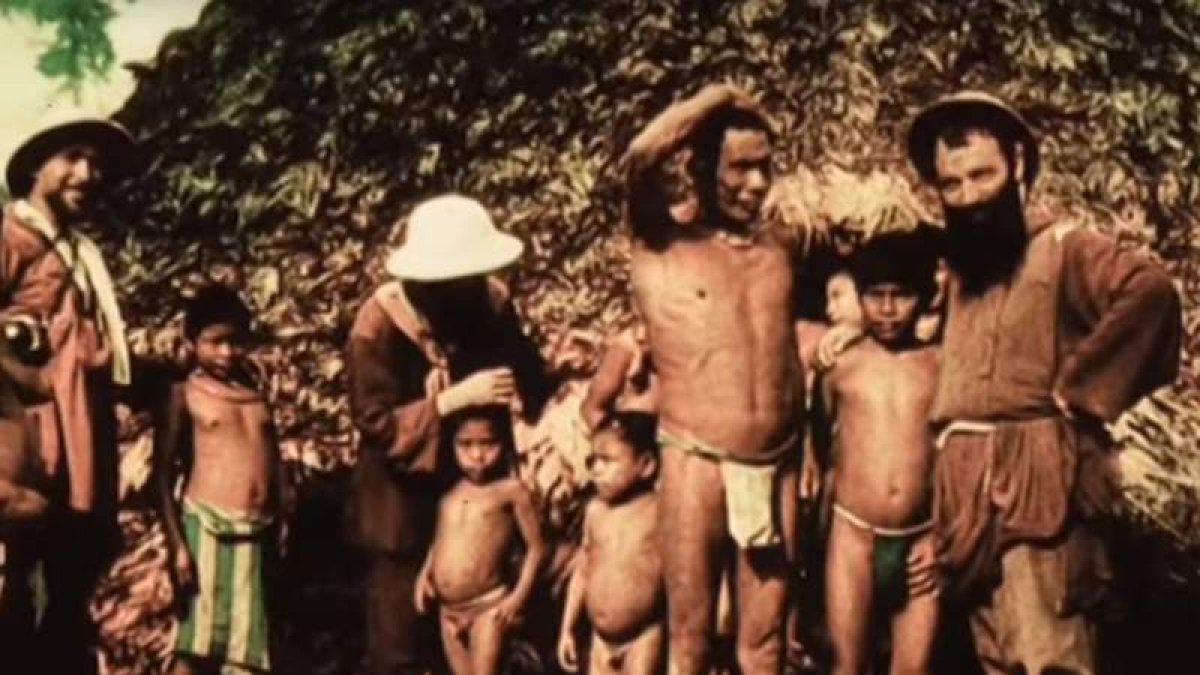 Un indígena de la etnia Pemón se baña en el Salto Ángel, en la laguna de Canaima. El parque Nacional Canaima, situado en el sureste de Venezuela, junto a la frontera con Brasil y Guayana, es uno de los mayores atractivos turísticos del país por sus variad