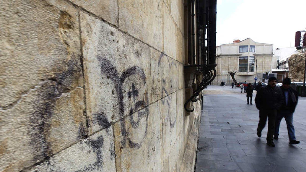 El Palacio de los Guzmanes no se ha librado de las pintadas vandálicas.