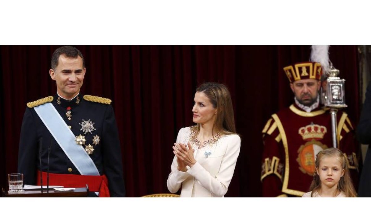 La reina Letizia aplaude al rey Felipe VI, tras su primer discurso ante las Cortes Generales después su proclamación, en presencia de la princesa de Asturias