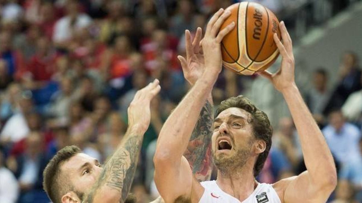Pau Gasol trata de anotar en el O2 de Berlín.