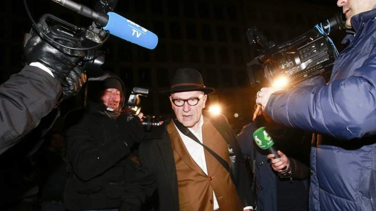 El abogado Paul Bekaert, que representa a Puigdemont. OLIVIER HOSLET