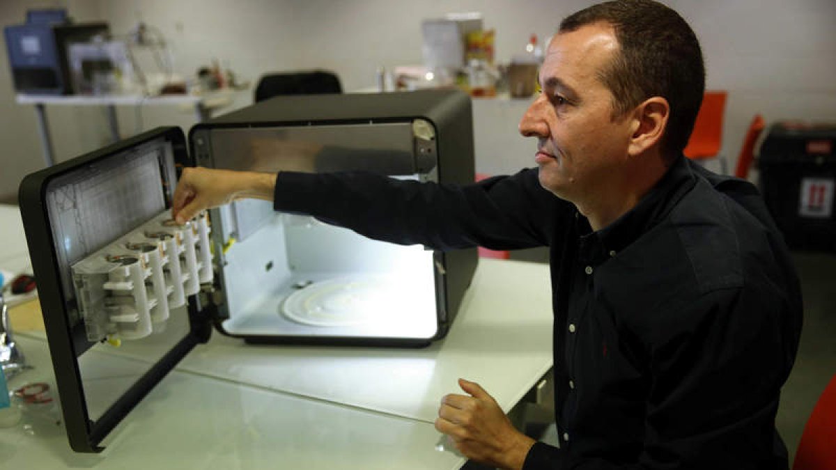 Emilio Sepúlveda, CEO de Natural Machines, posa junto a la impresora de 3D que elabora comida