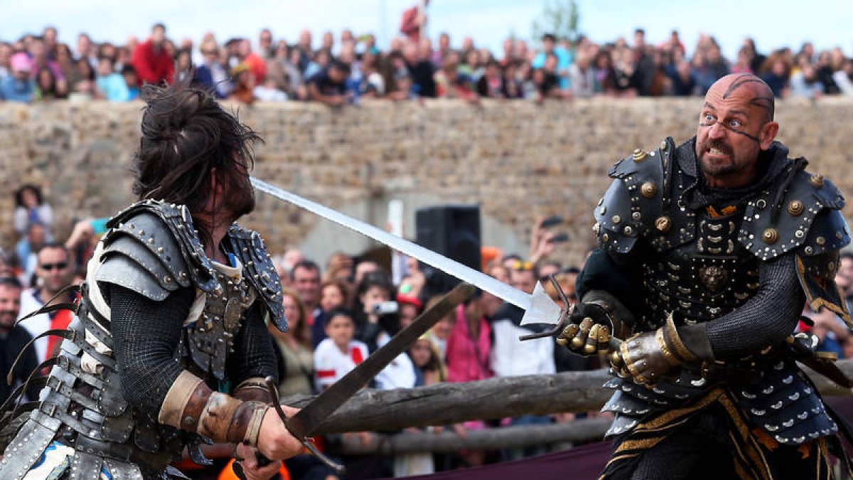El cortejo de la villa saldrá el sábado de la puerta del mercado a las 18.30 horas. El domingo Don Suero de Quiñones revivirá sus días de mayor gloria con el gran torneo de las Justas del Passo Honroso que arrancará con emoción a las 18.30 horas.