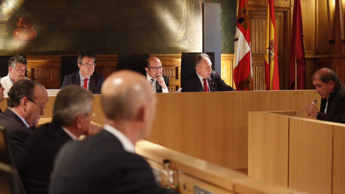 Un momento de la celebración ayer del Pleno de la institución provincial. JESÚS F. SALVADORES