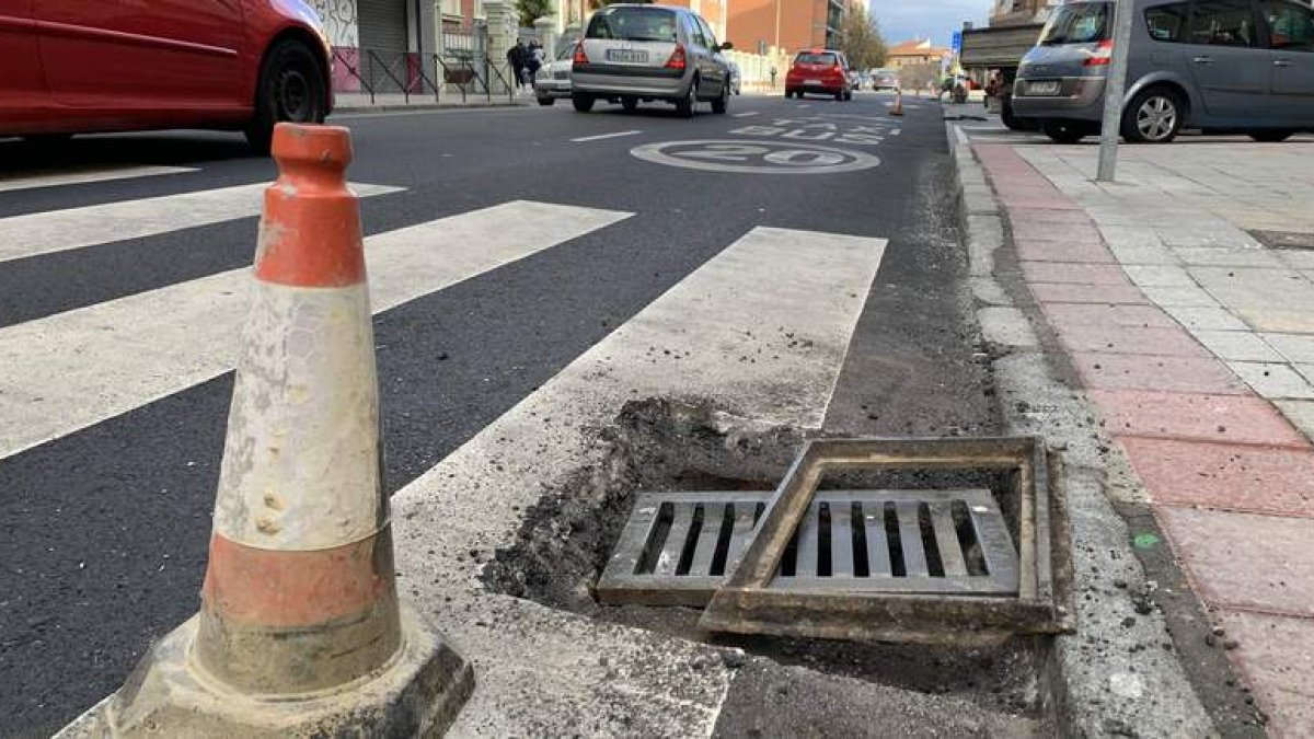 Los operarios picaron y levantaron las arquetas de Álvaro López Núñez el viernes. DL