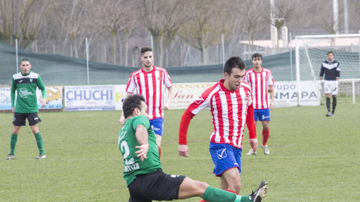 El equipo rojiblanco no acertó con la portería rival y acabó cayendo derrotado. DL