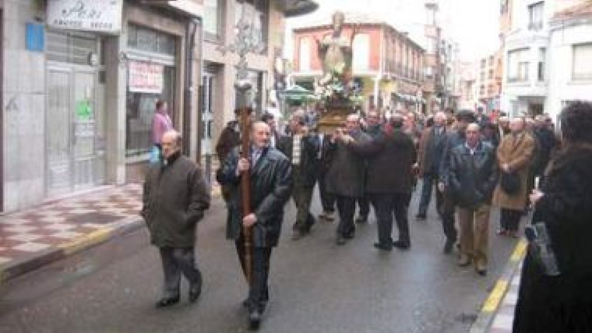 Un momento de la procesión de San Blas por el centro de La Bañeza.