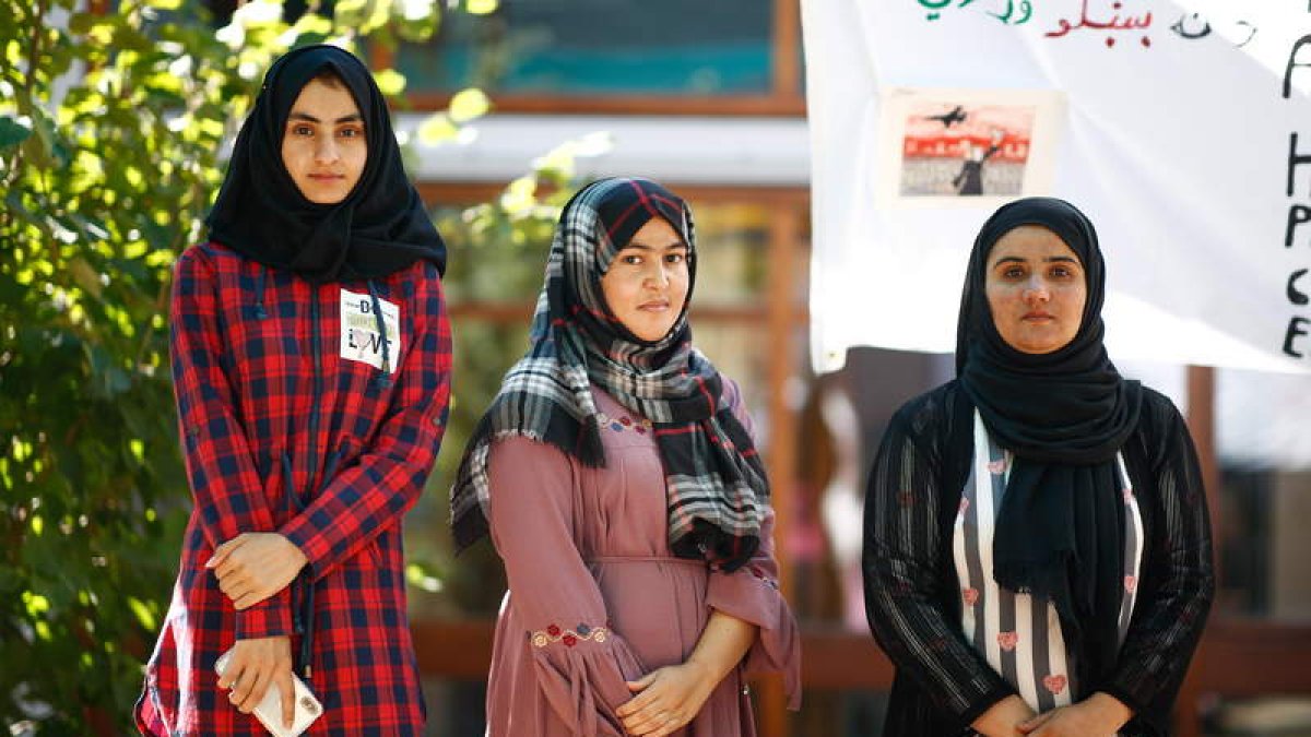 Tres mujeres afganas refugiadas, fotografiadas ayer en París, cuentan sus historias. MOHAMMED BADRA