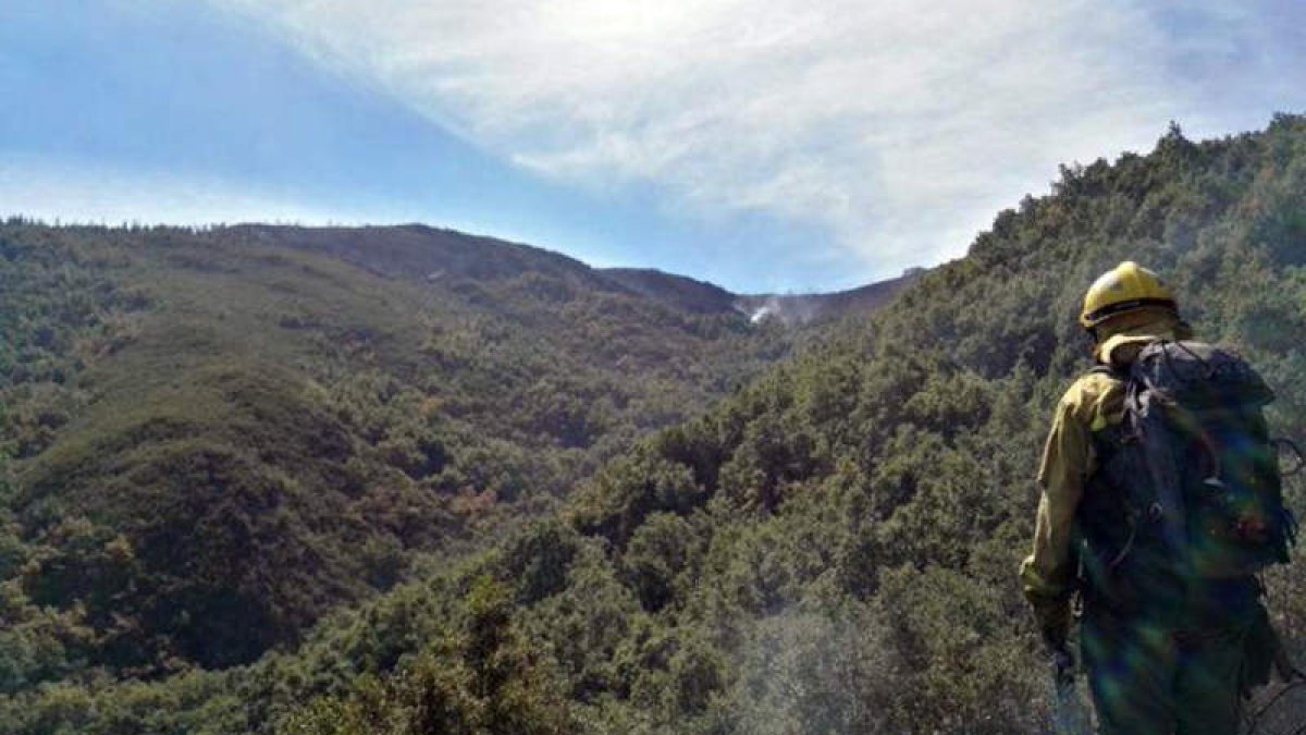 Un brigadista en el incendio de Dragonte (Corullón). @BRIFTABUYO