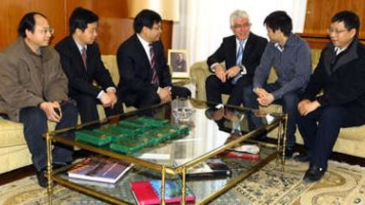 La delegación de la Universidad de Xiantang durante la reunión mantenida con el rector de la ULE.