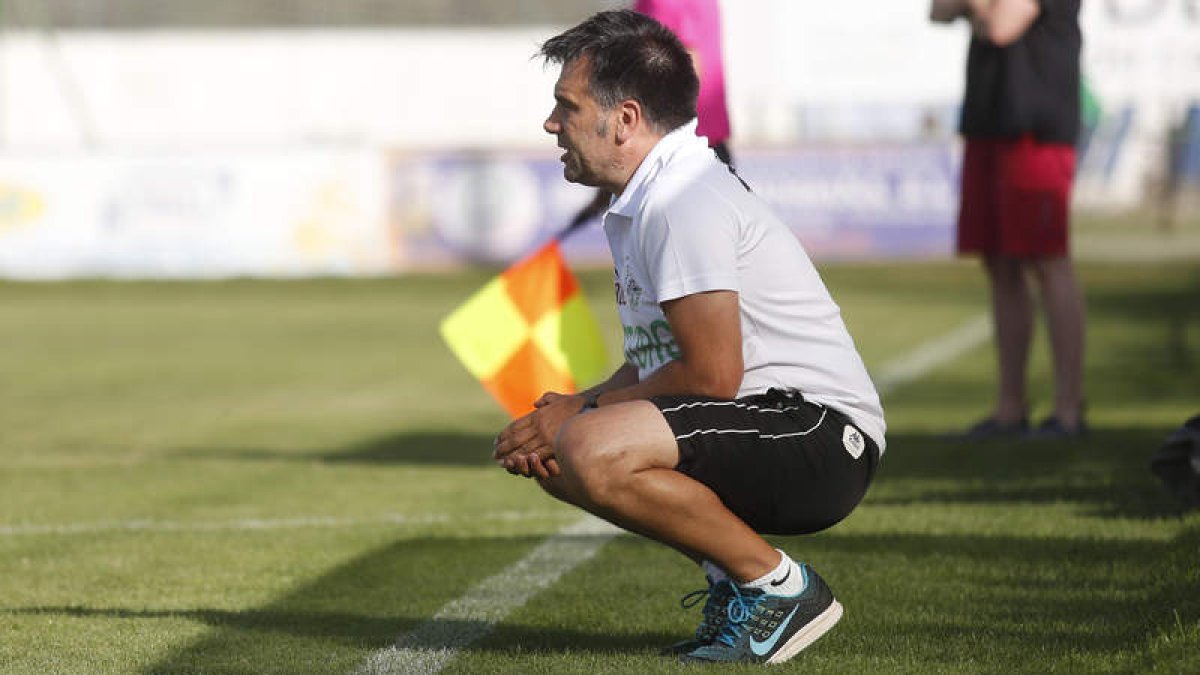 Miguel Ángel Miñambres, entrenador del Atlético Astorga. FERNANDO OTERO