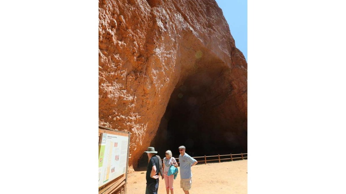 Tres turistas en su visita al corazón de las Médulas. L. DE LA MATA