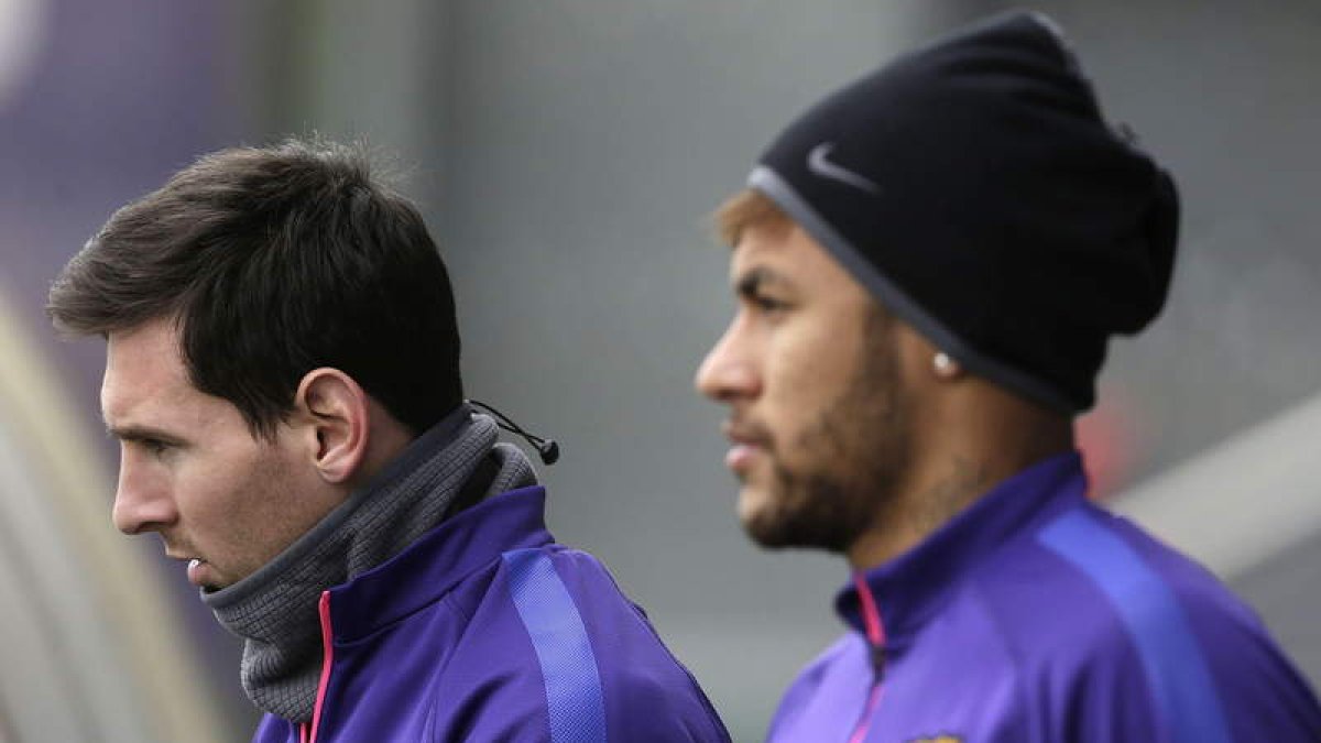 El argentino Leo Messi y el brasileño Neymar ayer durante el entrenamiento del Barcelona