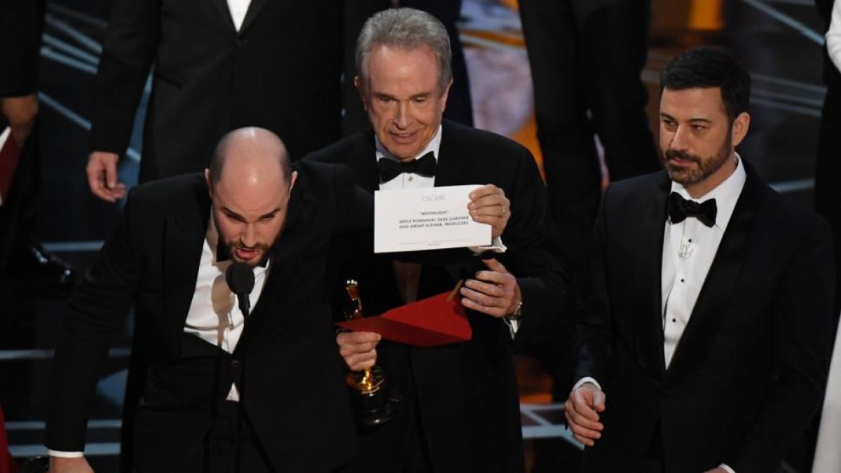 El productor de La La Land, Jordan Horowitz muestra la tarjeta que dice que Moonlight es la ganadora, ante la mirada de Warren Beatty y Jimmy Kimmel.