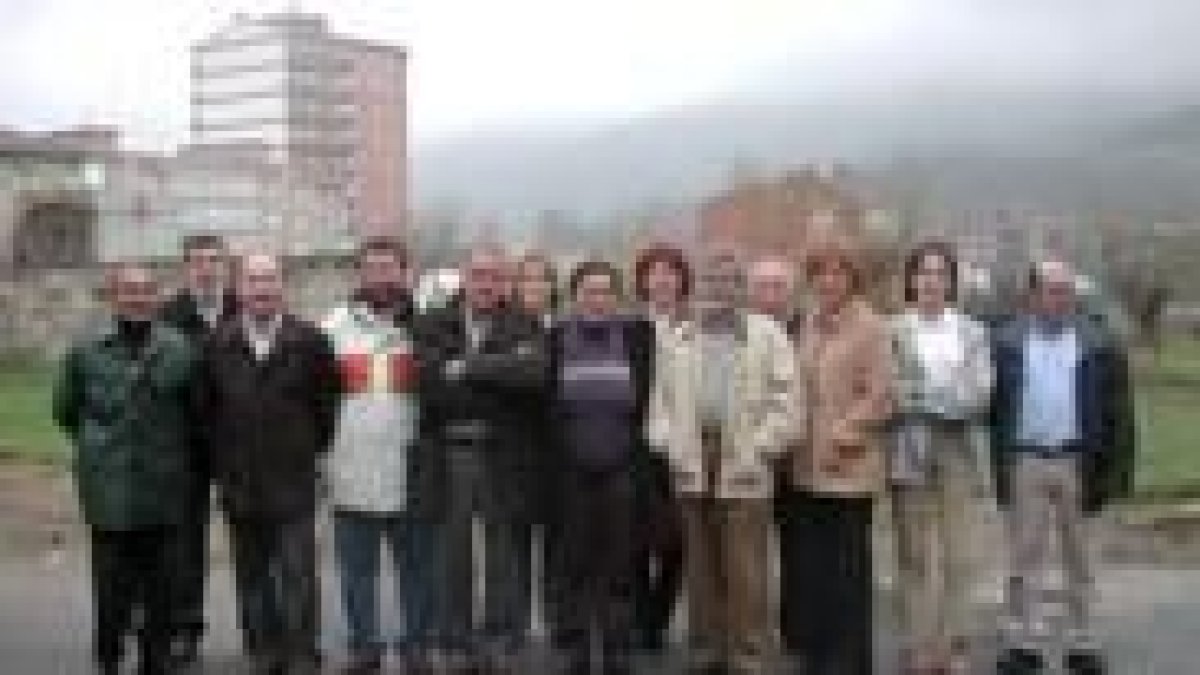 Bomberos de La Bañeza, vestidos de calle, y del parque de León, tras el último incendio en la ciudad