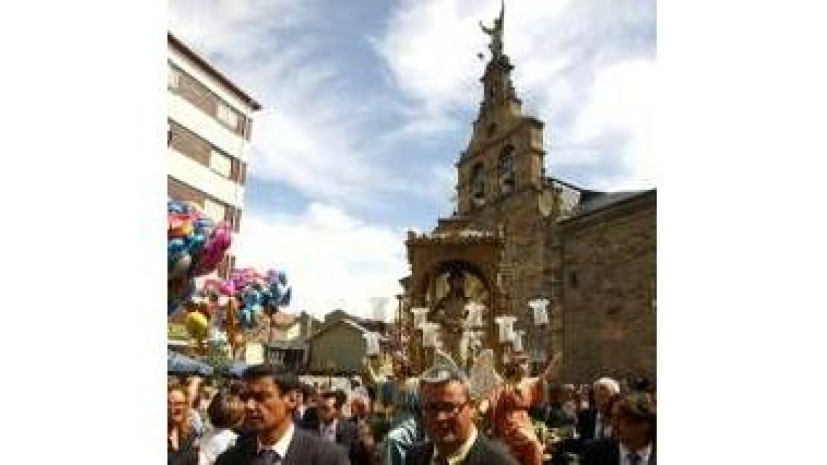 La imagen del Santo a su salida ayer de la iglesia de San Pedro