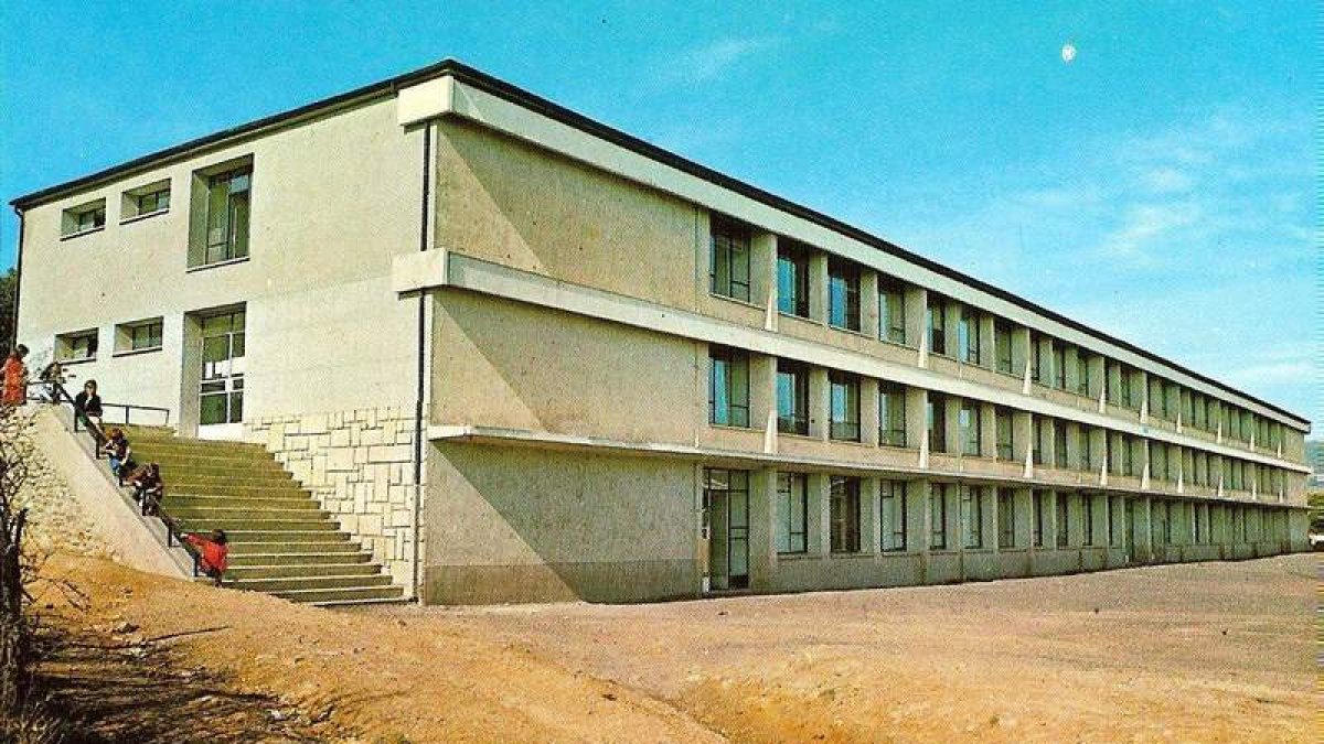 El instituto de Fabero, en una imagen de los primeros años de su trayectoria. CORTESÍA DE MANUEL ENRÍQUEZ