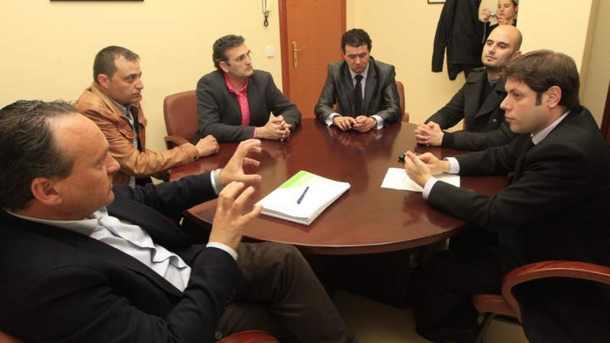 Arias y Alonso, en primer término, junto a otros representantes del PB.