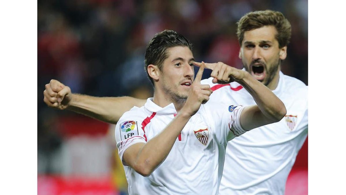 Escudero celebra con Llorente su gol ante el Valencia.