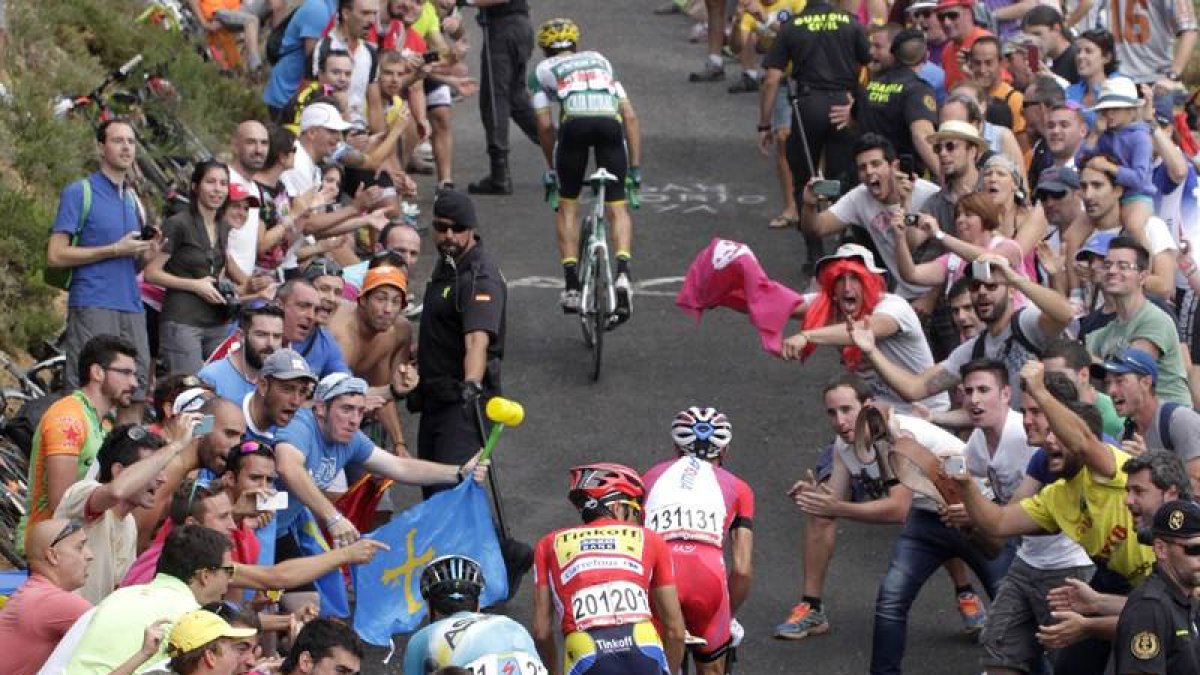 El pelotón de la Vuelta con el pantano de Riaño al fondo poco antes de la ‘batalla’ de La Camperona