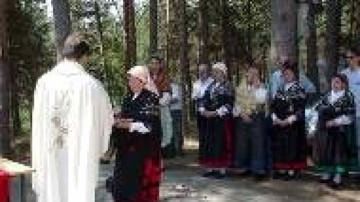 Personas ataviadas con el traje típico darán color y vistosidad a la tradicional misa campestre