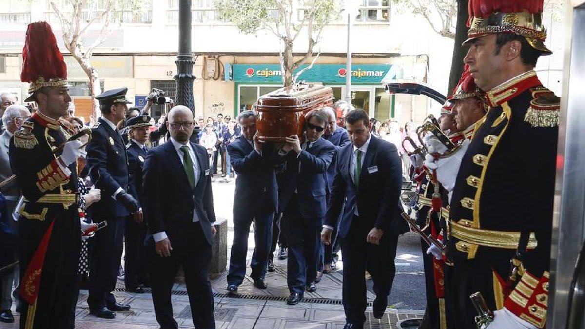 Familiares de Juan Morano llevan el féretro a hombros escoltado por la Policía Local con traje de gala, que le rindió honores.