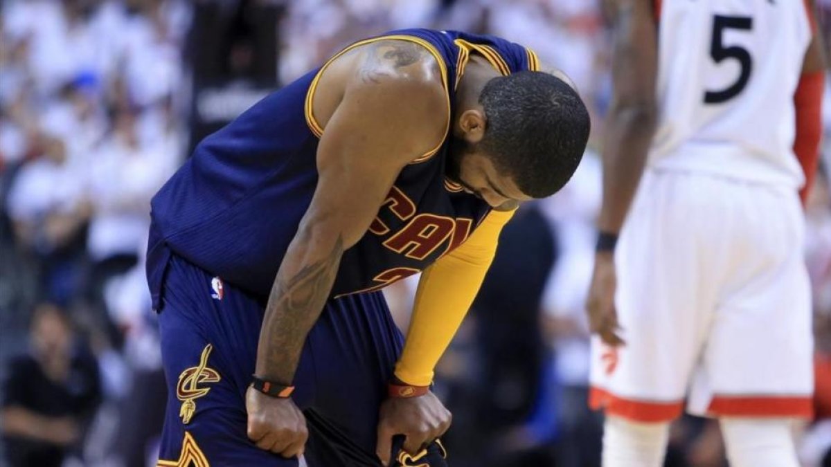 Kyrie Irving lamenta un error en el cuarto partido de la final del Este.