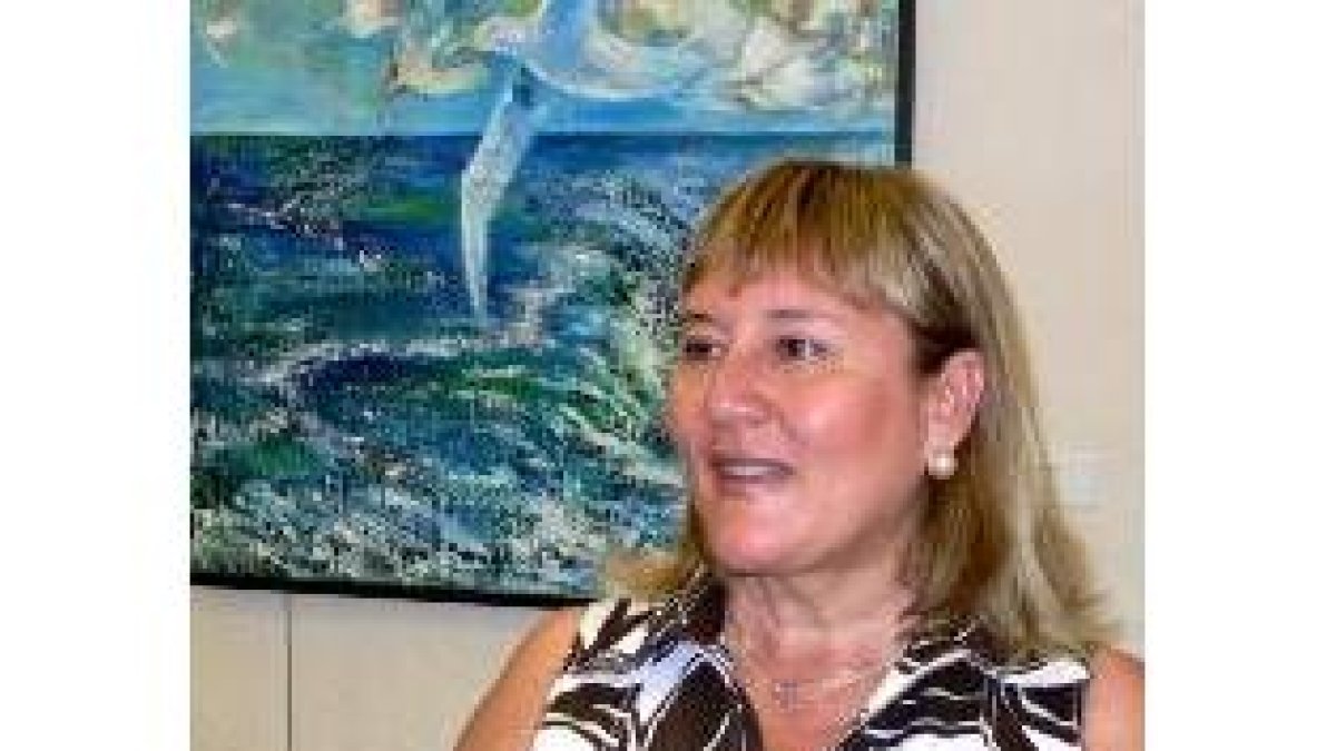 La artista leonesa Ana Alonso posa junto a una de sus obras