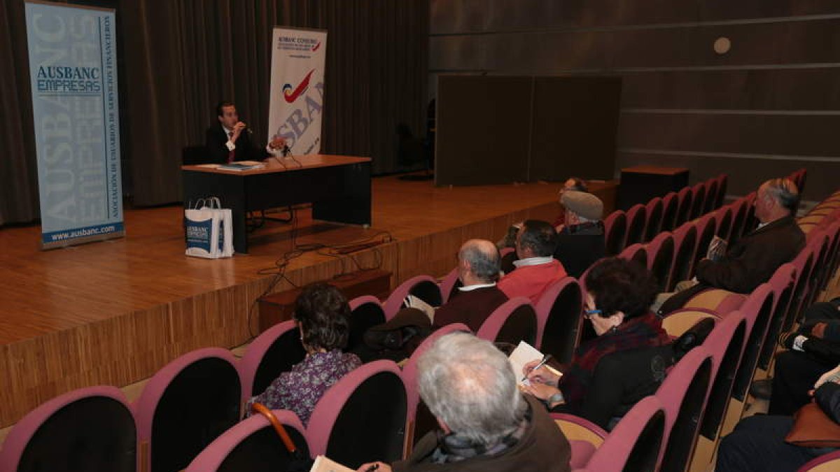 El letrado de Ausbanc explicó sus opciones a los afectados por las preferentes.