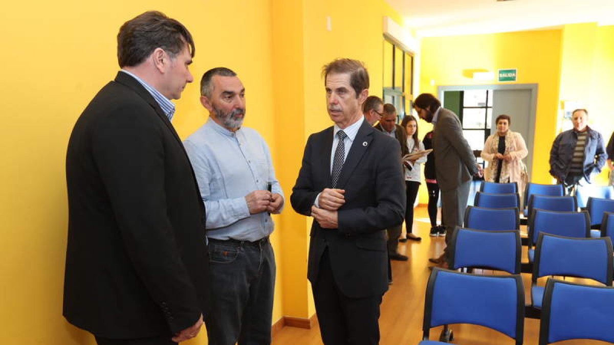 El alcalde de Priaranza, José Manuel Blanco (izda) ayer con Francisco Marín (con traje). L. DE LA MATA
