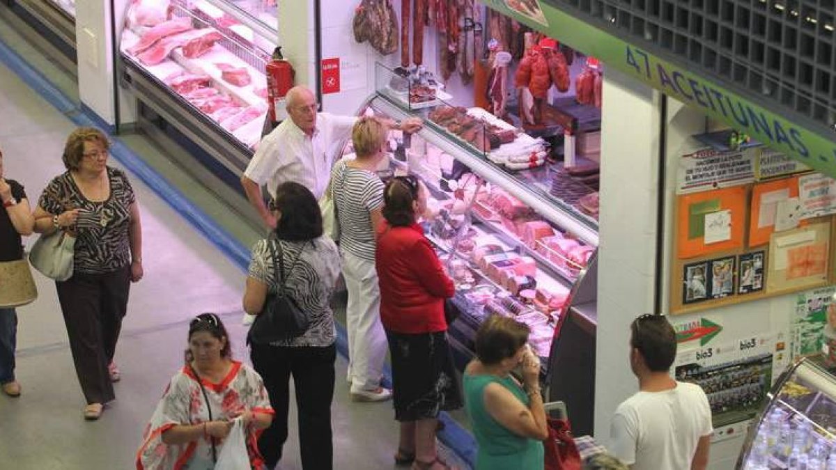 Los precios de la ropa en la plaza son más bajos.