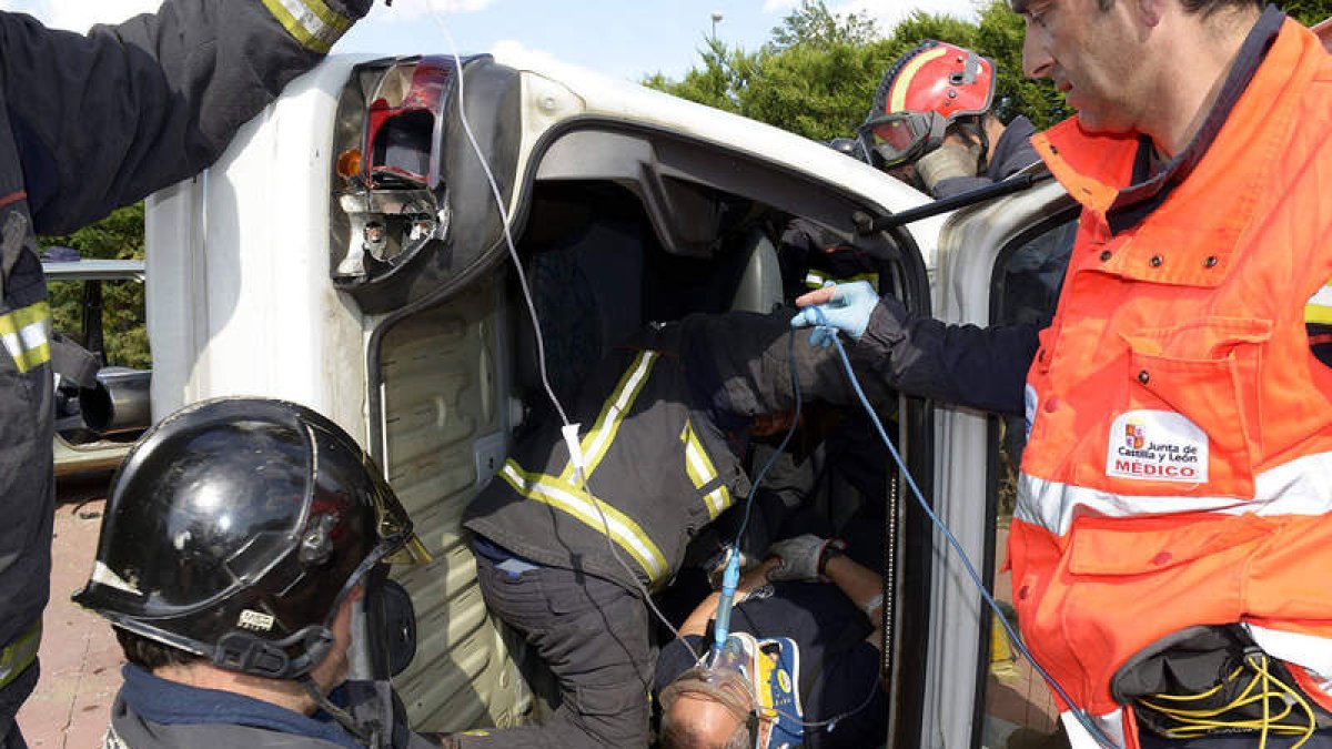Los bomberos, en el curso sobre rescate.