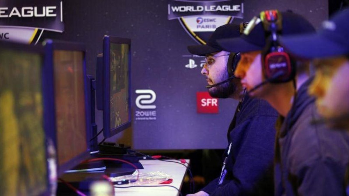 Jugadores de eSports, en plena partida del videojuego 'Call of Duty', en el eSport World Convention (ESWC), celebrado el pasado 17 de febrero en París.