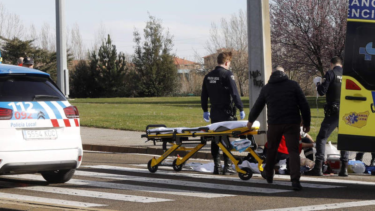 Operativo ante un accidente por atropello registrado en la capital leonesa. MARCIANO PÉREZ