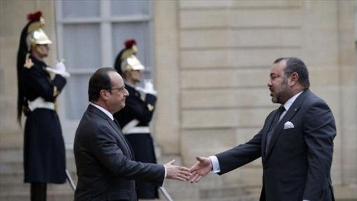François Hollande recibe al rey Mohamed VI de Marruecos, ayer en París.
