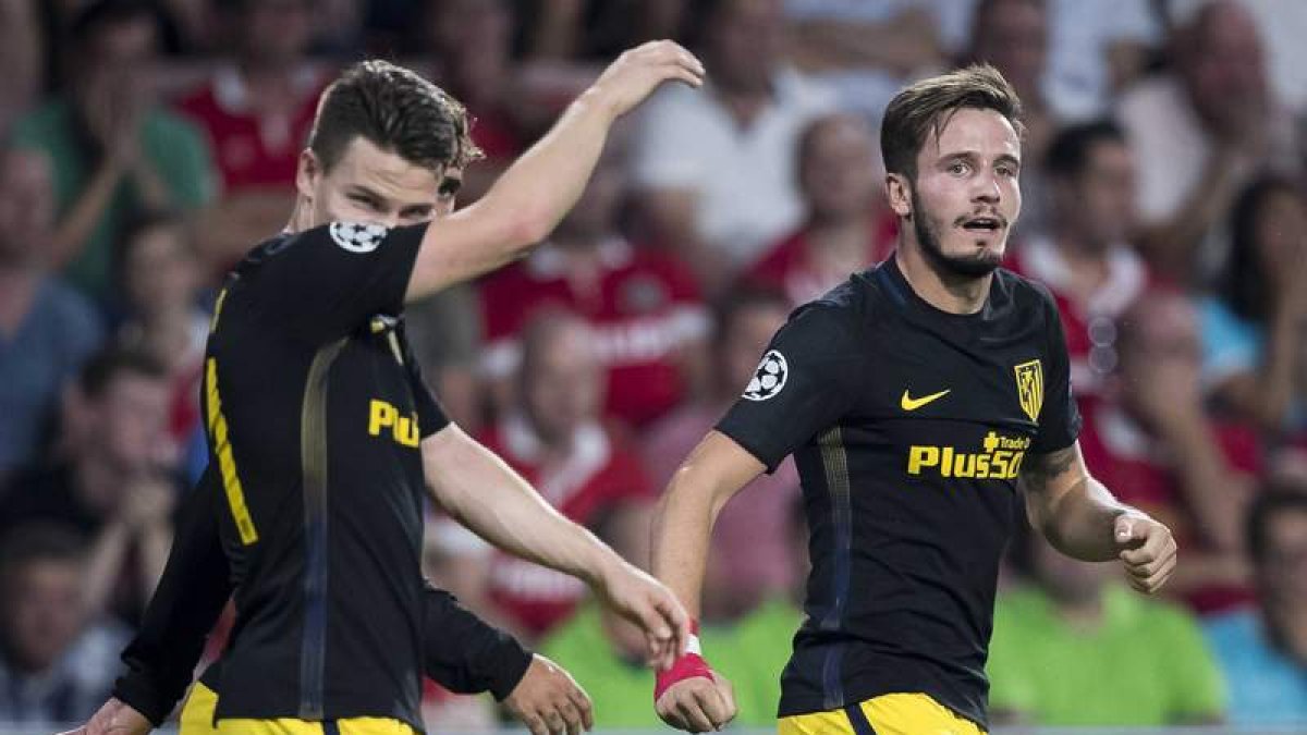 Saúl, a la derecha, y Gameiro celebran el gol ante el PSV. JOEP LEENEN