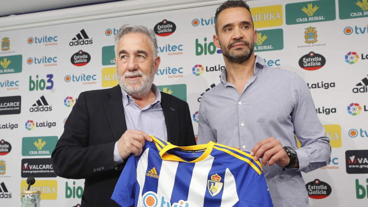 Juanfran García, en su presentación como técnico de la Deportiva Ponferradina junto al presidente José Fernández Nieto. L. DE LA MATA