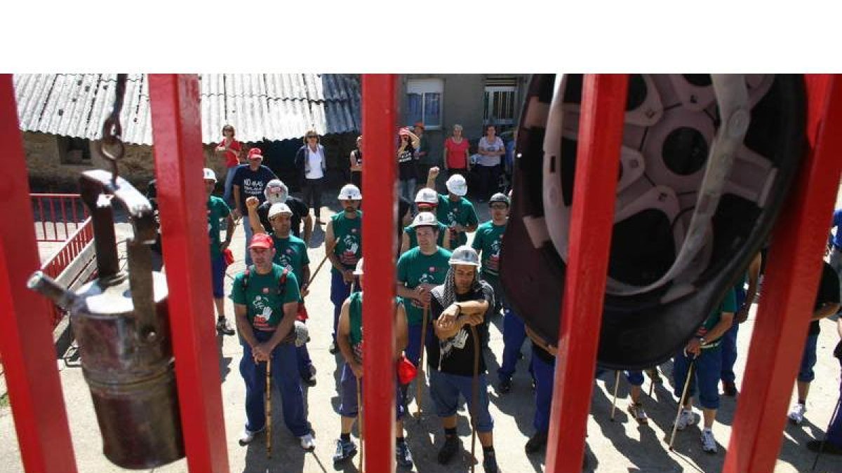 Los mineros, vistos desde el templete de las fiestas de Espina de Tremor, cantándole «Santa Bárbara Bendita» a la Virgen. El pueblo les recibió con refrescos y un avituallamiento tras subir una pendiente del 9%.