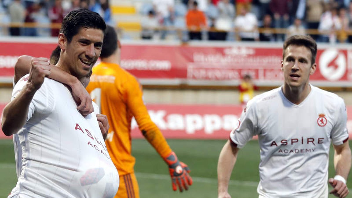 Yeray González sentenció el partido para la Cultural con el tercer gol tras un trallazo desde fuera del área y lo celebra con la curva de la felicidad que va en camino. MARCIANO PÉREZ