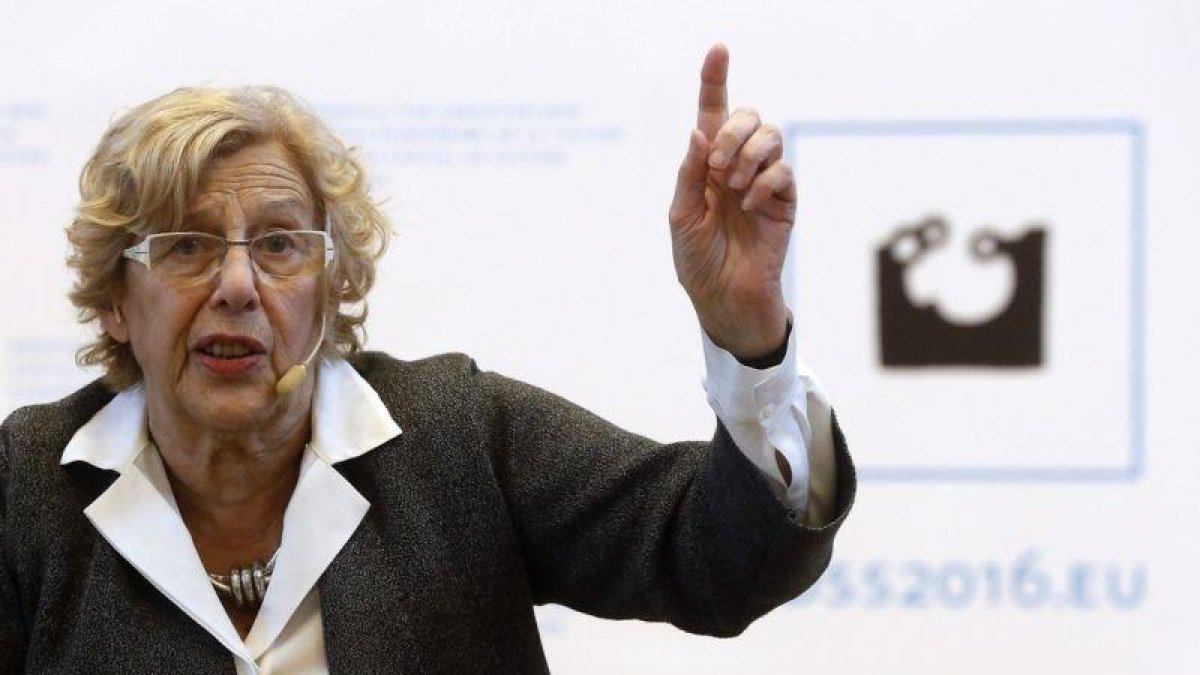 La alcaldesa de Madrid Manuela Carmena durante su intervención un encuentro de regidores municipales por la paz.