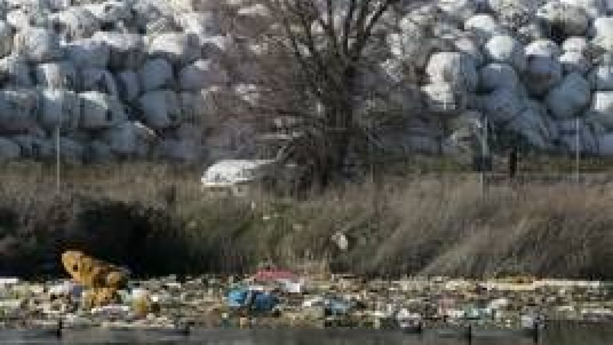 Fardos de basura almacenados en una finca de Ferral del Bernesga