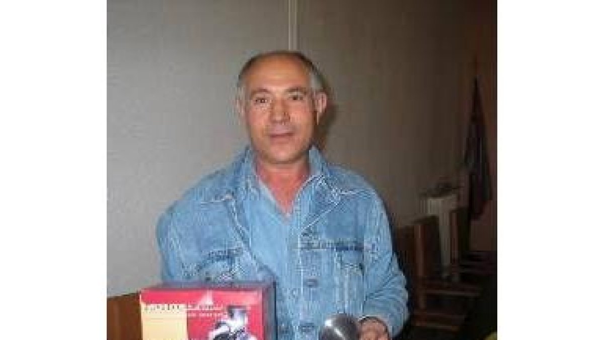 Rafael Laiz  Fernández posa con su invento Embulaiz