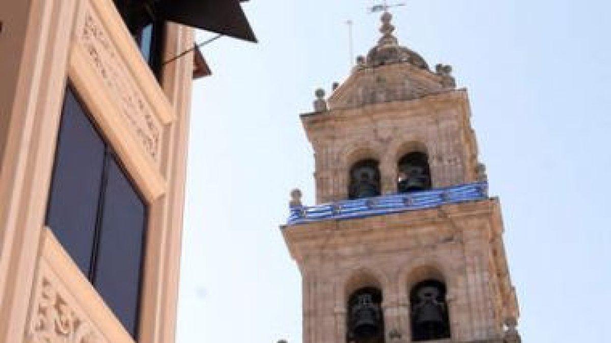 Una gran bandera de la Deportiva fue colocada ayer en la torre de la basílica.