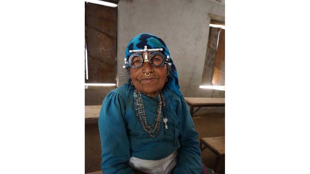 Una anciana nepalí, durante las pruebas de graduación de la vista por Nacho Vidal. NACHO VIDAL