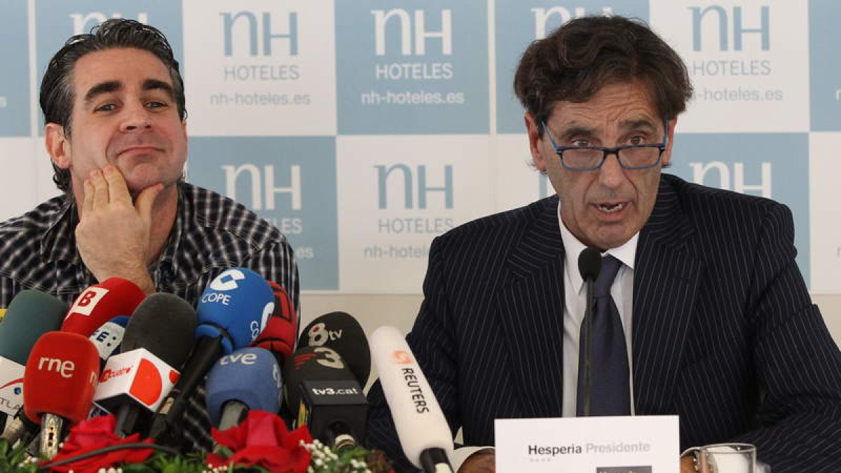 El socio Jordi Cases, izquierda, que presentó una querella contra Rosell junto a su abogado.